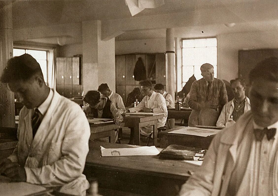 Студенты школы баухаус. Баухауз обучение. Студенты баухауза в 1927. Выставку «государственный баухаус: 1919–1923. Схема преподавания в баухаузе.