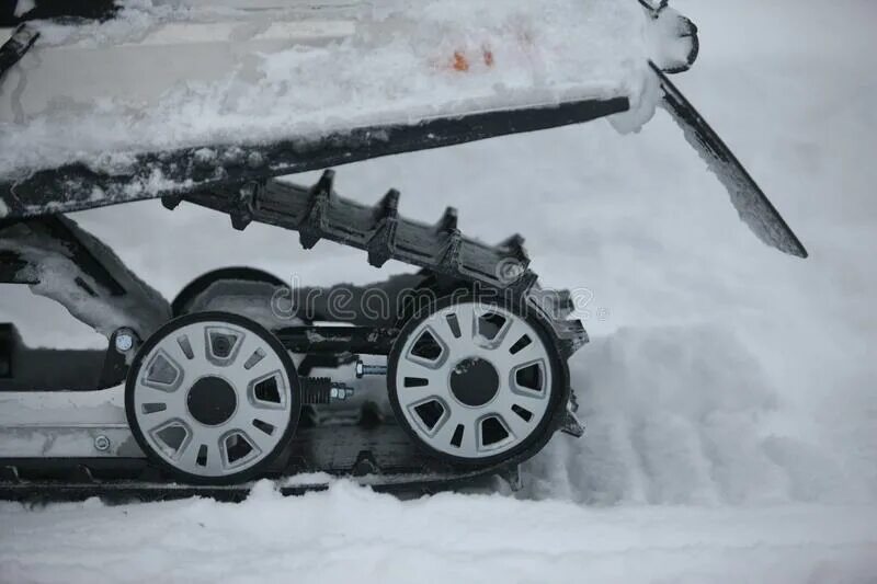 Задний стоп буран лидер 2015. Крепление аккумулятора тайга варяг 550. Водитель аэросаней. Бак топливный на снегоход тундра 550. Задний ход на снегоходе.