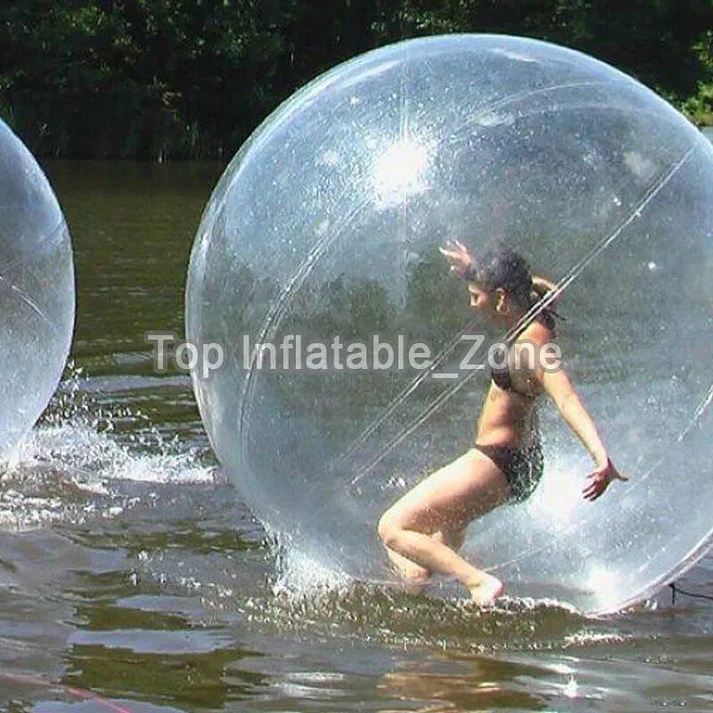 На поверхности озера плавает мяч. Зорб шар. Зорб Водный шар. Прозрачный шар на воде аттракцион. Надувной шар для хождения по воде.
