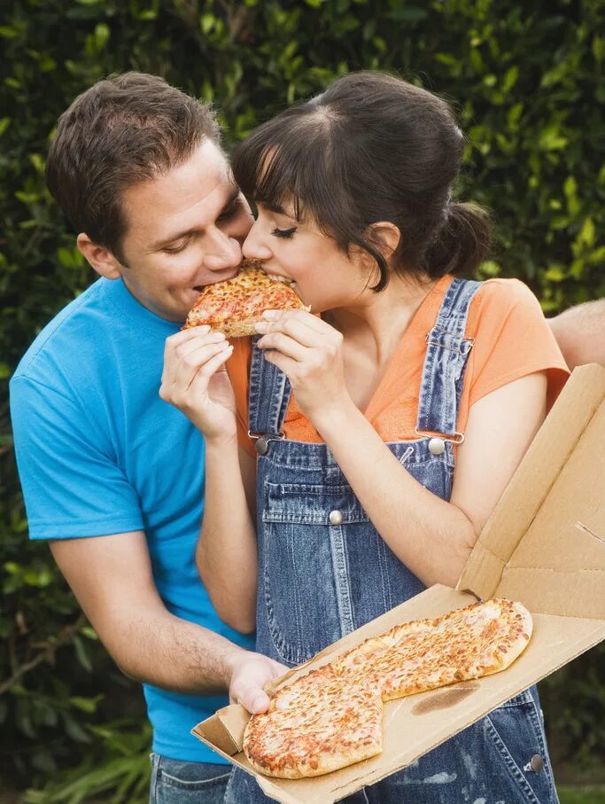 Здоровые мужчина и женщина. Мужчина готовит для женщины. Мужчина ест фрукты. Правильное питание человека. Готовка на кухне пара.