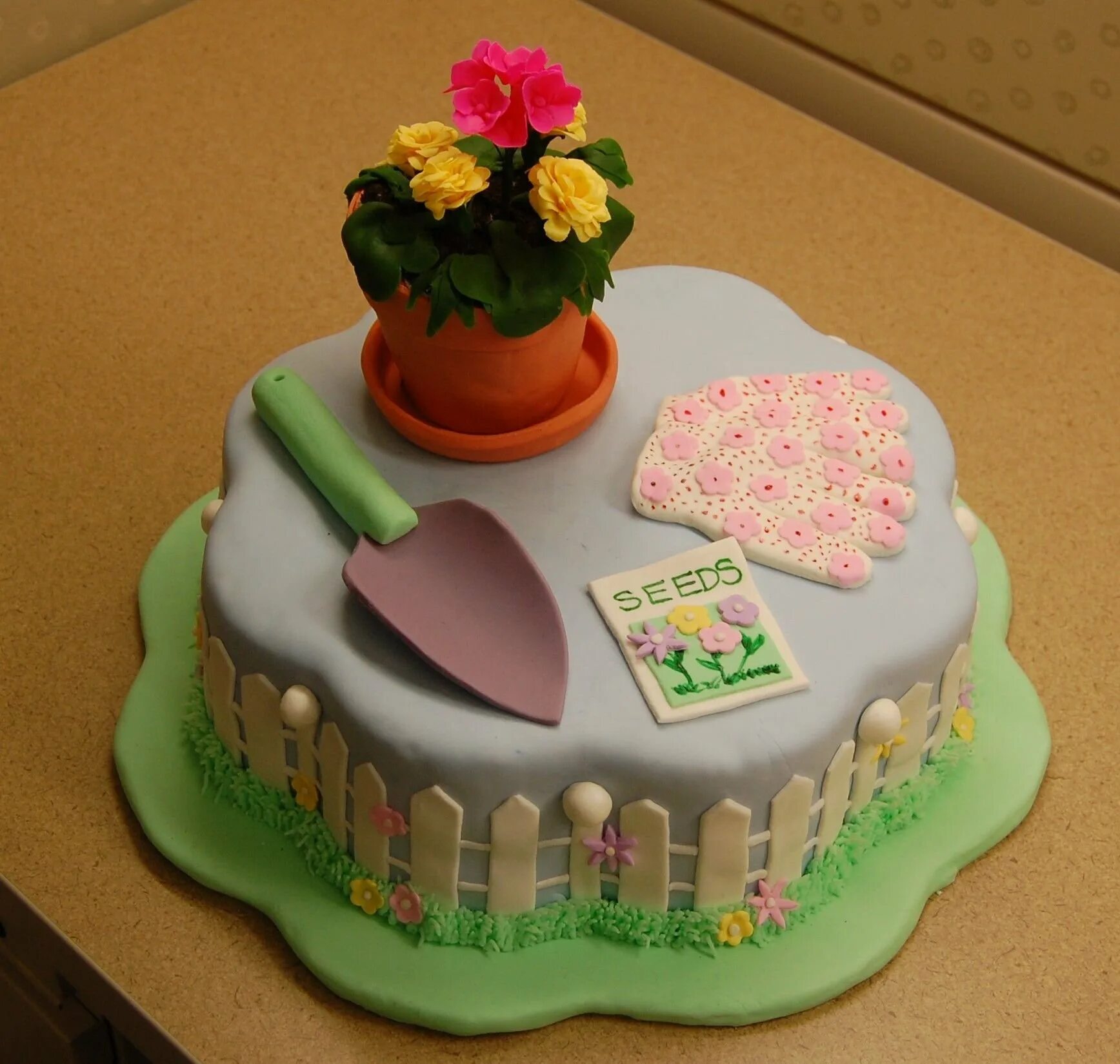 Торт маме дети. Торт для мамы. Украшение торта для мамы. Декор торта для мамы. Торт воспитателю детского сада.