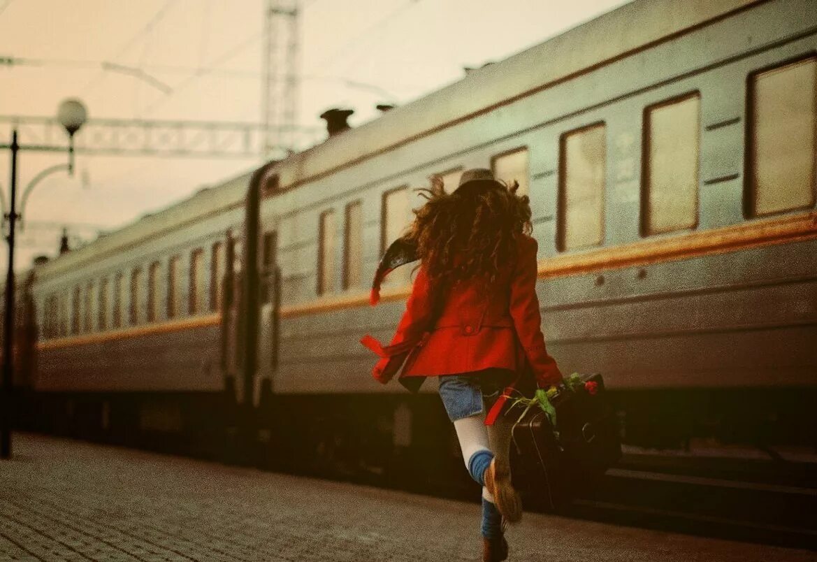 Девушка бежит за поездом. Уходящий поезд. Поезд ушел. Девушка опоздала на поезд.