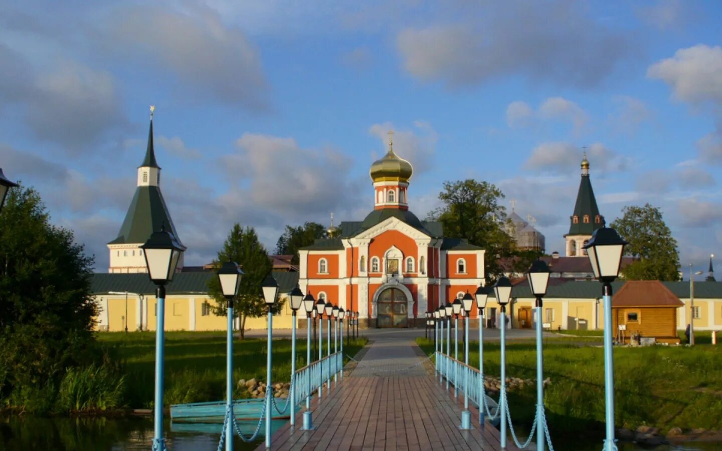 Мужской монастырь новгородская область. Святоозерский монастырь Валдай. Иверский Святоозерский Богородицкий монастырь. Валдайский Иверский мужской монастырь. Валдайский Иверский монастырь Новгородская область.