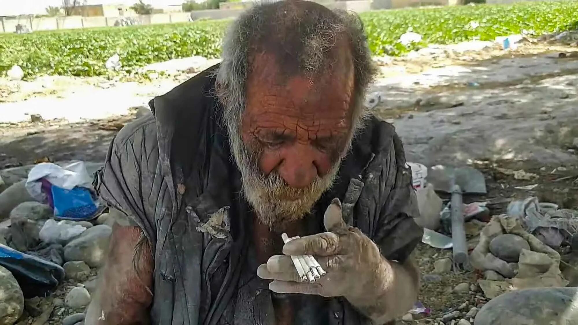 Не мылся всю жизнь. Аму хаджи, который не мылся 60 лет. самый грязный человек в мире аму хаджи.
