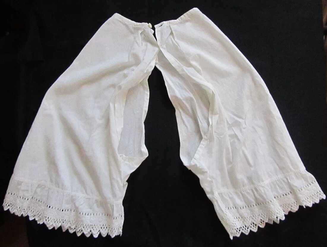 Панталоны одежда. Кружевные панталоны 19 век. Кружевные панталоны женские 19 век. Нижняя юбка-панталоны witt. Панталоны с рюшами женские.