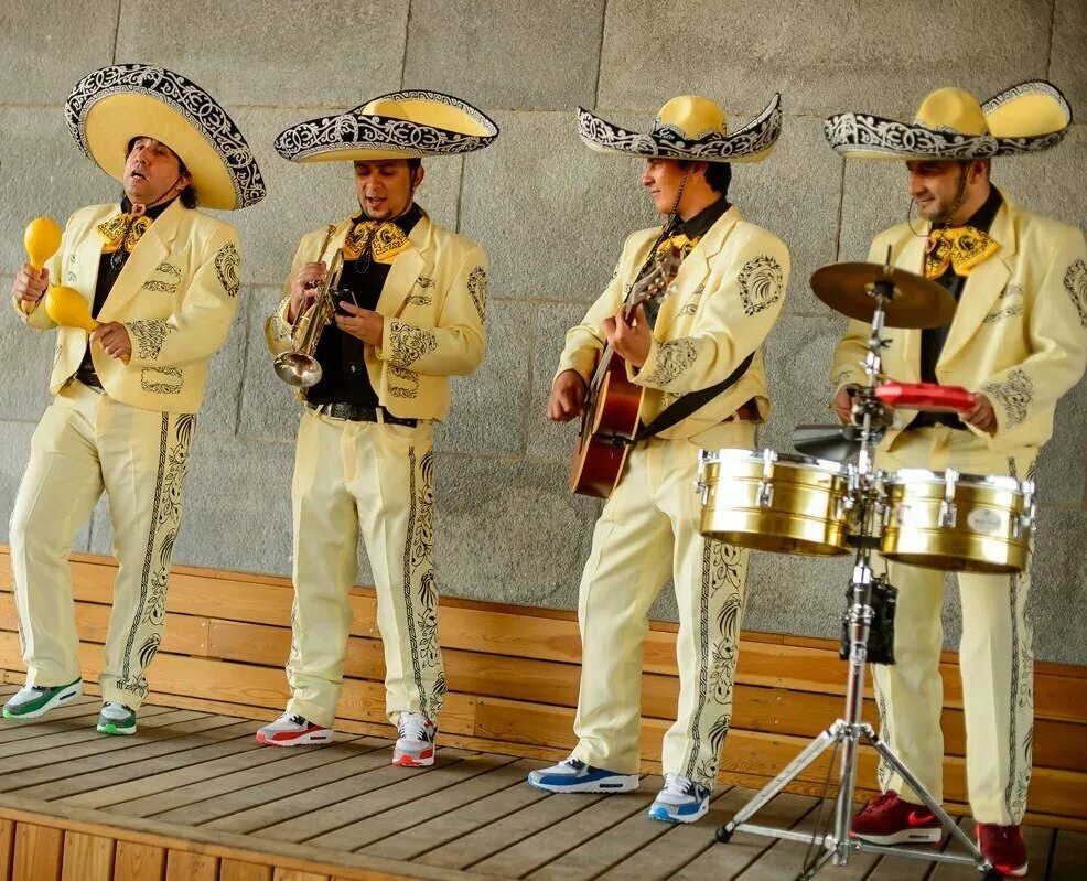 гитара мариачи. мексиканский ансамбль мариачи. испанские мариачи. мариачи мексика. музыканты в сомбреро 7 букв.