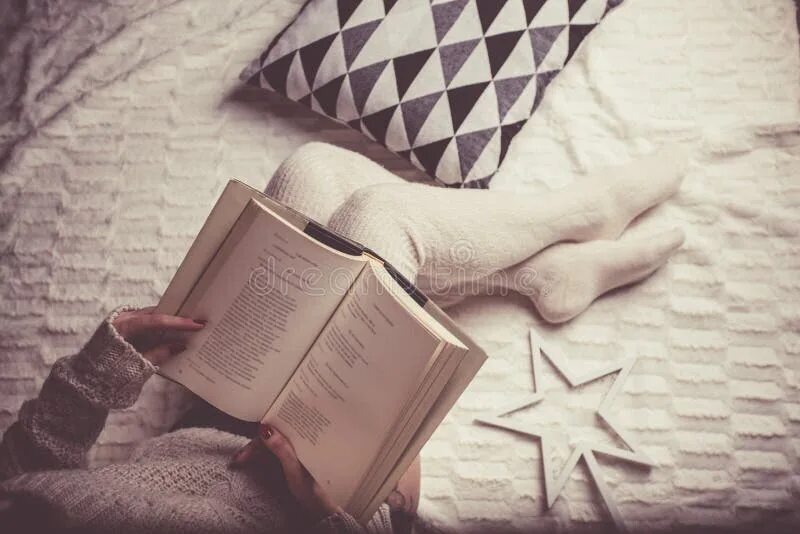 Картинка книга русская на кровати. Woman in Bed reading a book with a Blanket. She books at home