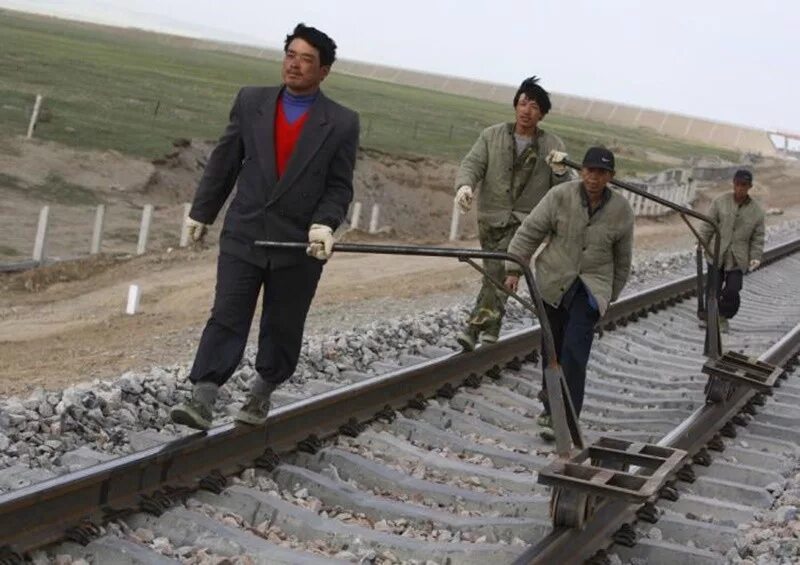 Строить новую железнодорожную магистраль. Железная дорога. Железная дорога в Китае. ЖД Китая. Строительство ЖД.