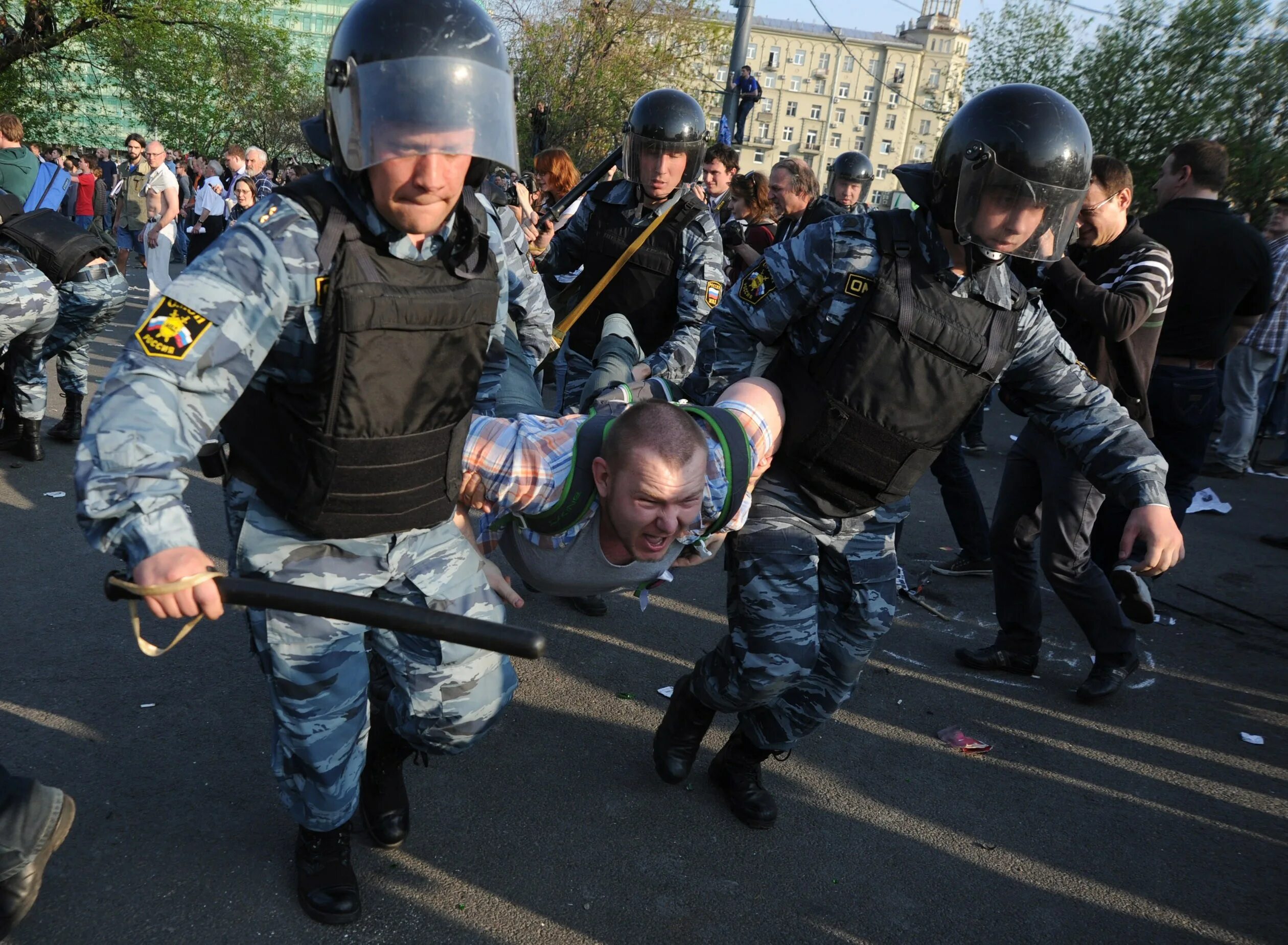 Бьют омон. ОМОНОВЕЦ.