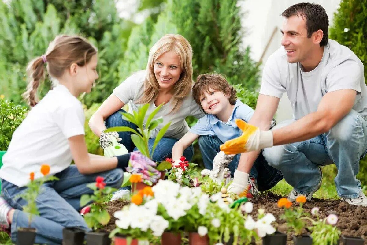 Мужской труд в семье. Дети и природа. Счастливая семья в саду. Ребенок в семье. Семейный праздник на природе.