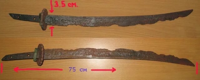 древний меч с зазубринами. дамасская сталь кинжал. меч найденный в днепре. гладиус викингов. каролингский меч 11 века.