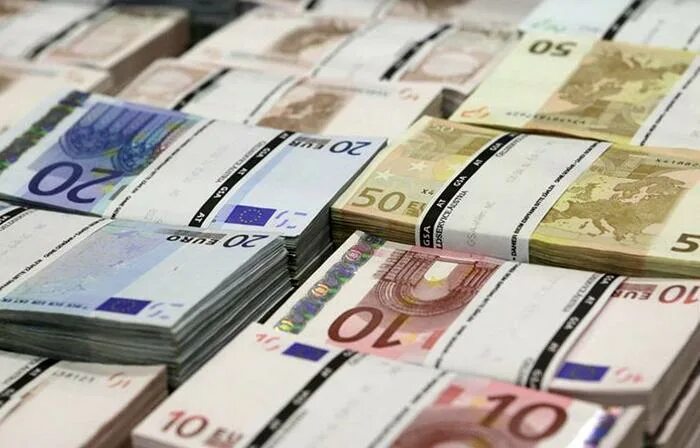 60000 рублей в евро. Доллар и евро. Деньги евро доллары. Доллар евро рубль. Деньги рубли доллары евро.