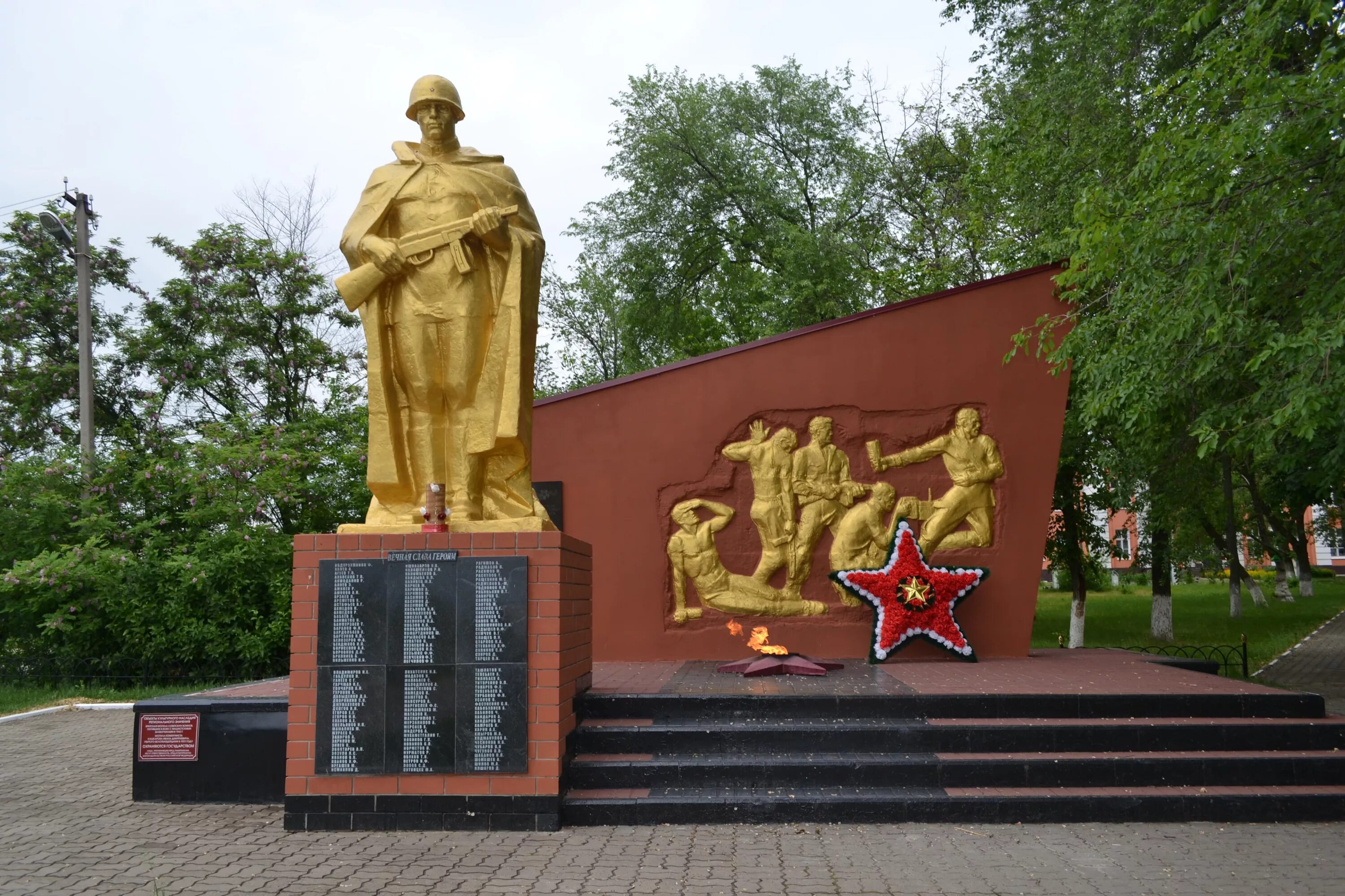 Братская могила белгородская область. Братская могила на корочанской. Братская могила белгородская область. Братская могила советских воинов 1943 году белгород. Милотичи братская могила.