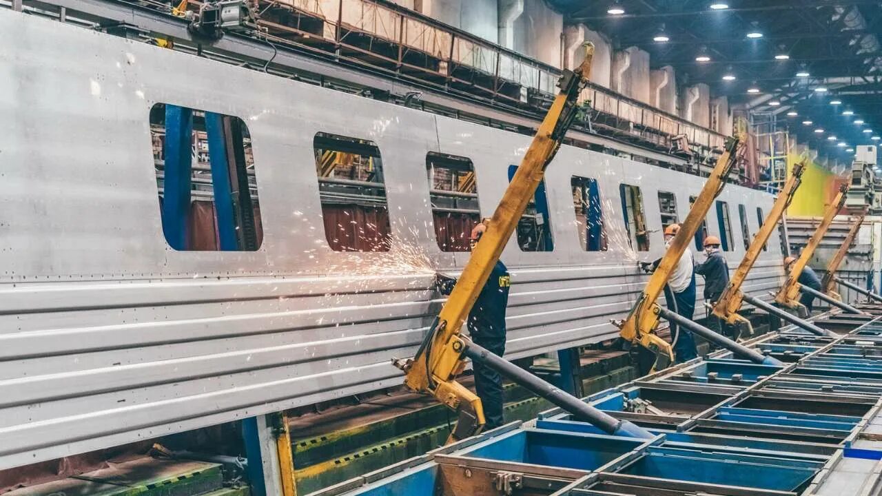 Железнодорожные вагоны производят в. Дмз демиховский машиностроительный. Вагоны stadler gruzia. Вагонзавод тверь. Вагоны штадлер.