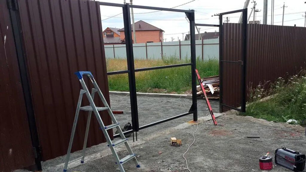 Сварить калитку из профильной. Ворота распашные из профильной трубы 40 20. ворота из профилированной трубы. сварка каркаса для ворот. каркас ворот из профильной трубы.
