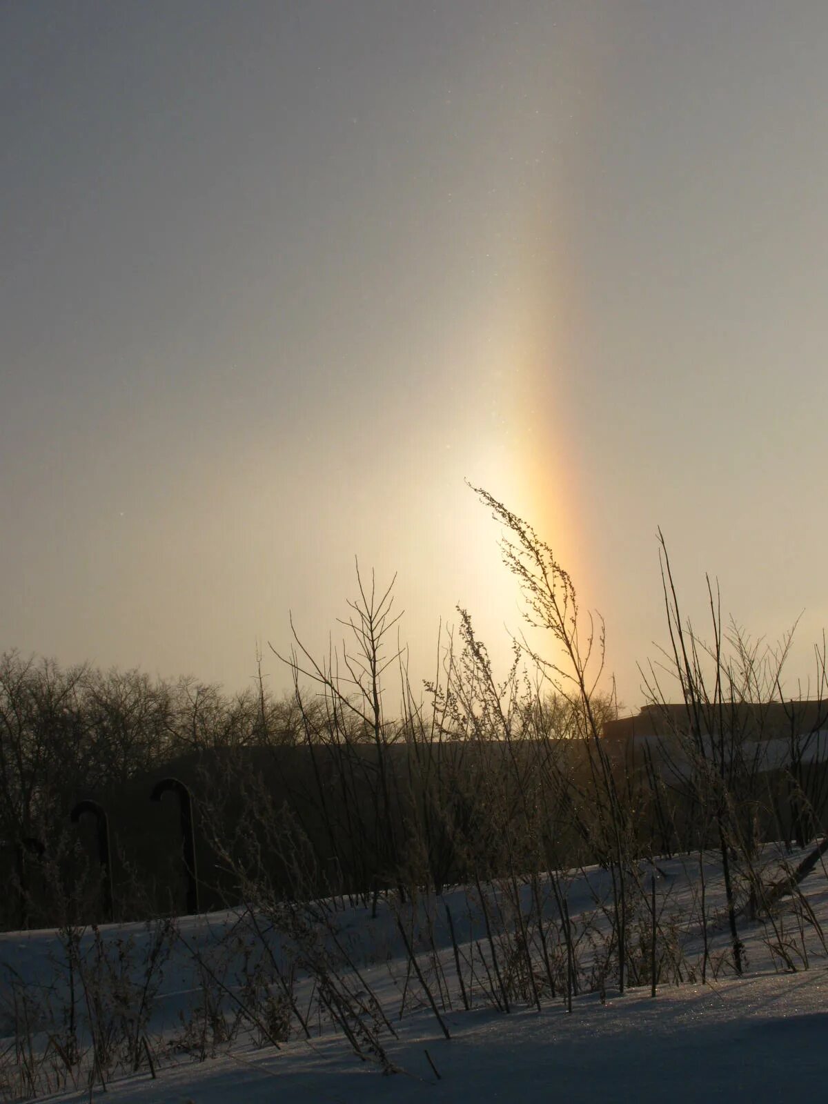 Зимняя радуга явление. Эффект гало три солнца. Зимняя радуга. Радуга зимой. Зимняя радуга.