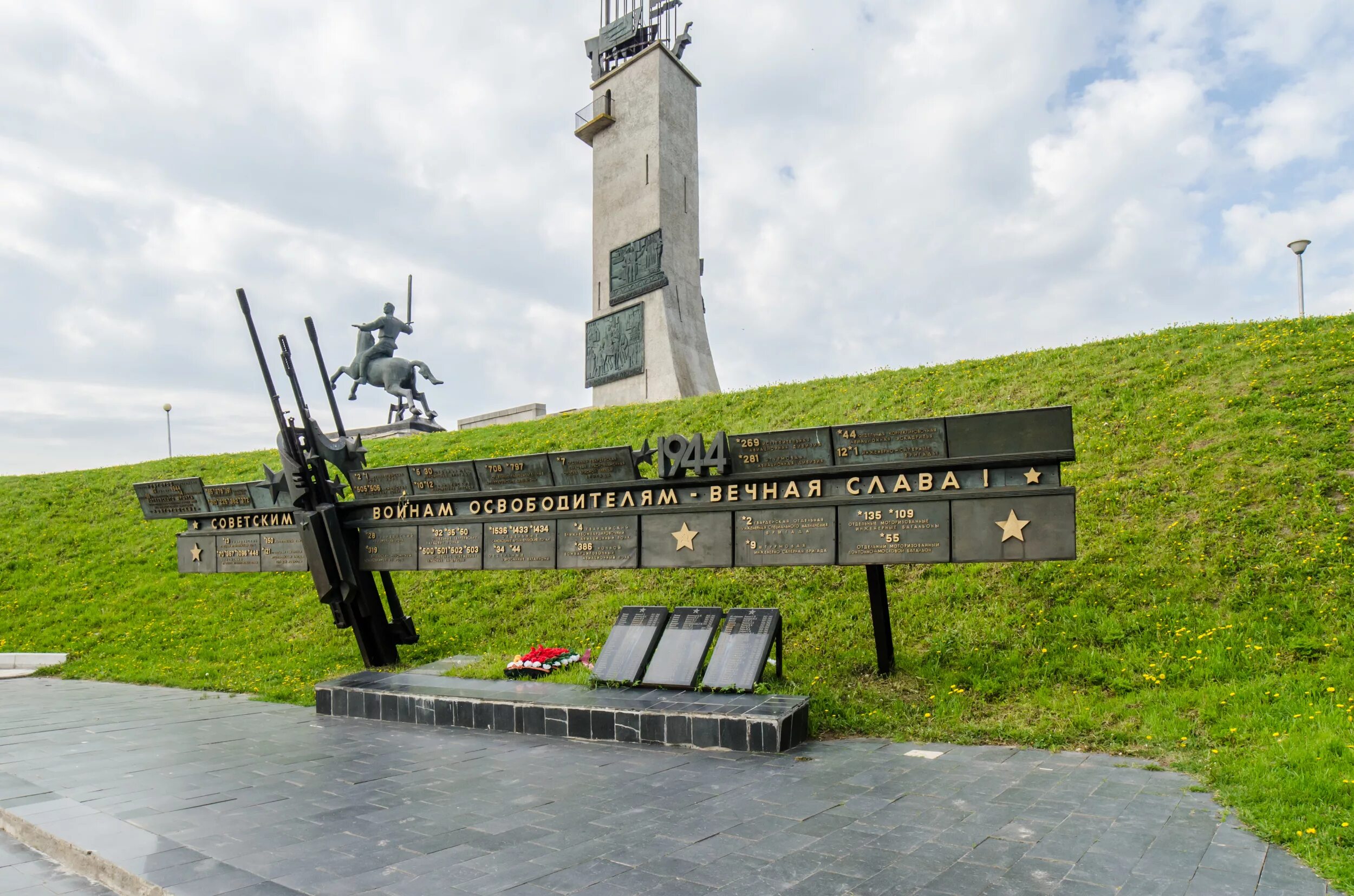 Память великий новгород. Мемориал линия обороны Великий Новгород. Великий Новгород монумент освободителям. Линия обороны Великий Новгород памятник. Монумент героям Великий Новгород.