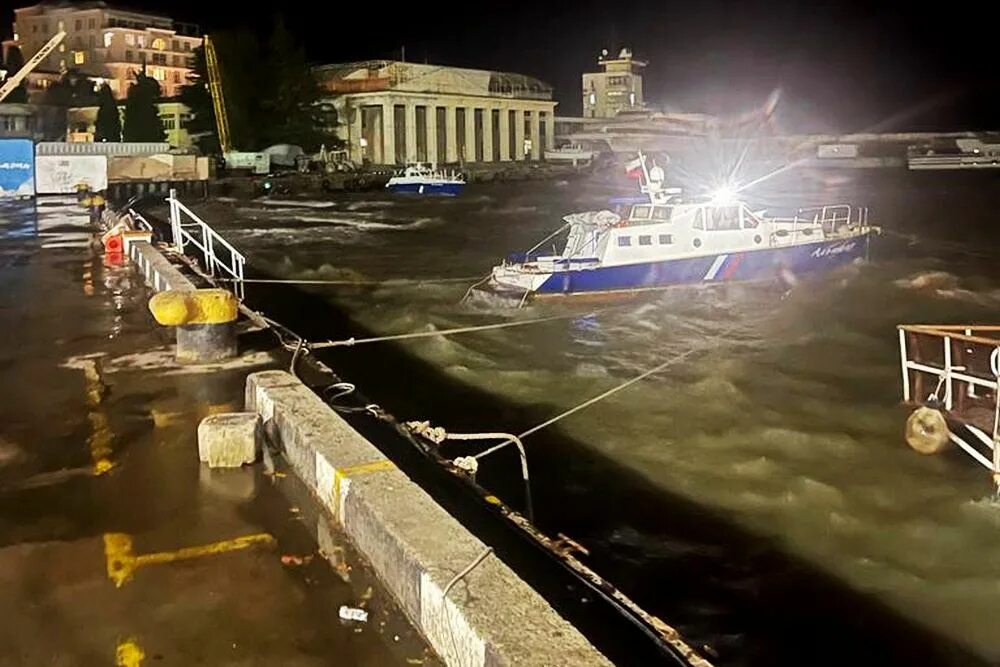 Шторм в крыму 26 ноября. Шторм ялта 30.11.2025. шторм 30 ноября севастополь. в ялте затонула яхта. ураган в симферополе.