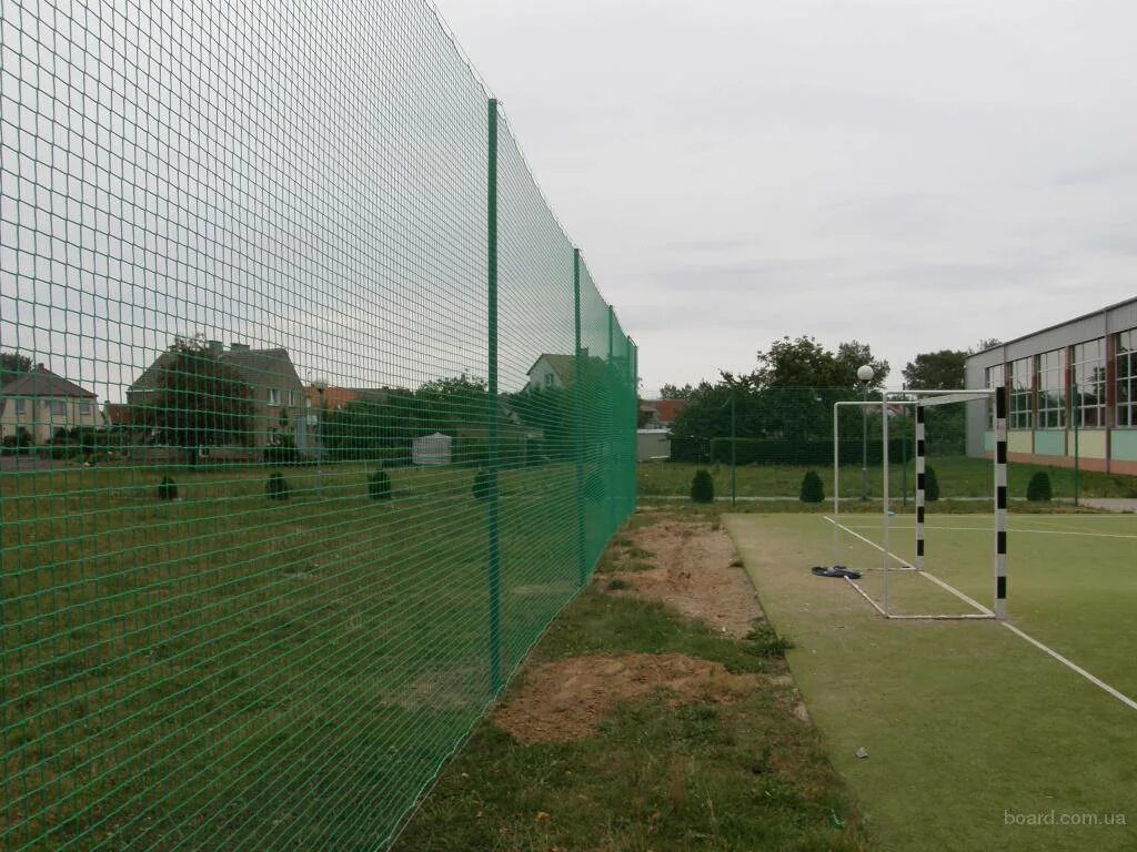 Ограждение футбольного поля сеткой. Сетчатое ограждение спортивных площадок. Заградительная сетка для спортивных площадок. Ограждения гардис спортплощадок. Сетка для футбольного поля.