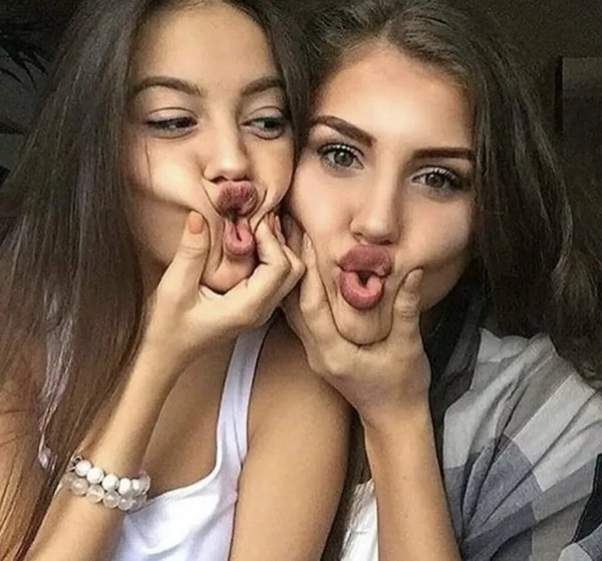 Фотосессия подруг. Подруги дурачатся. Крутые идеи для фотосессии. Устроили подругу. Устроили подругу.