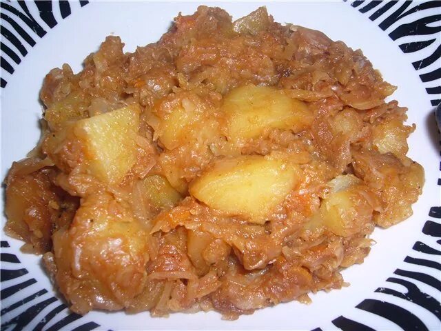 Тушёная капуста с картошкой. Капуста тушёная с фаршем и картошкой. Тушеная капуста с фаршем. Картофель тушеный с фаршем