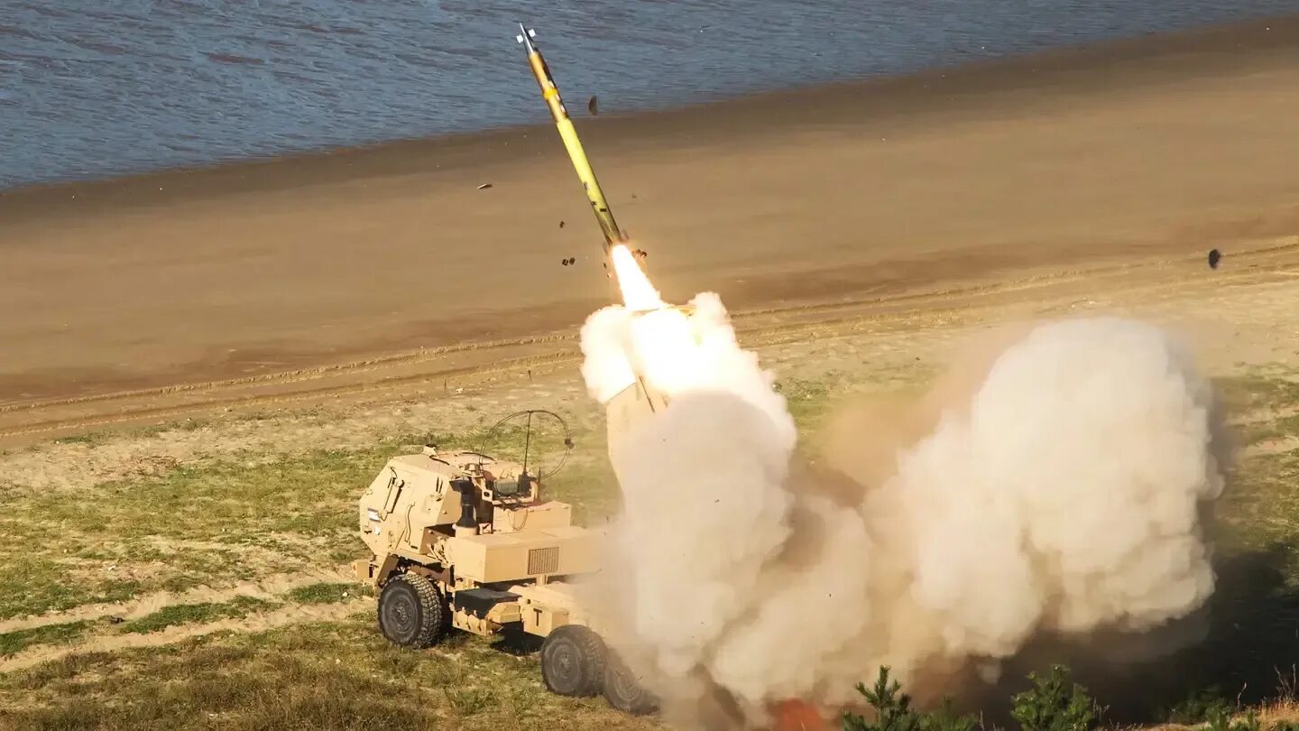 Атакмс дальность стрельбы. M142 HIMARS atacms. Ракета РСЗО HIMARS. РСЗО м142 HIMARS (1 ракета. (РСЗО) HIMARS (High Mobility Artillery Rocket Systems).