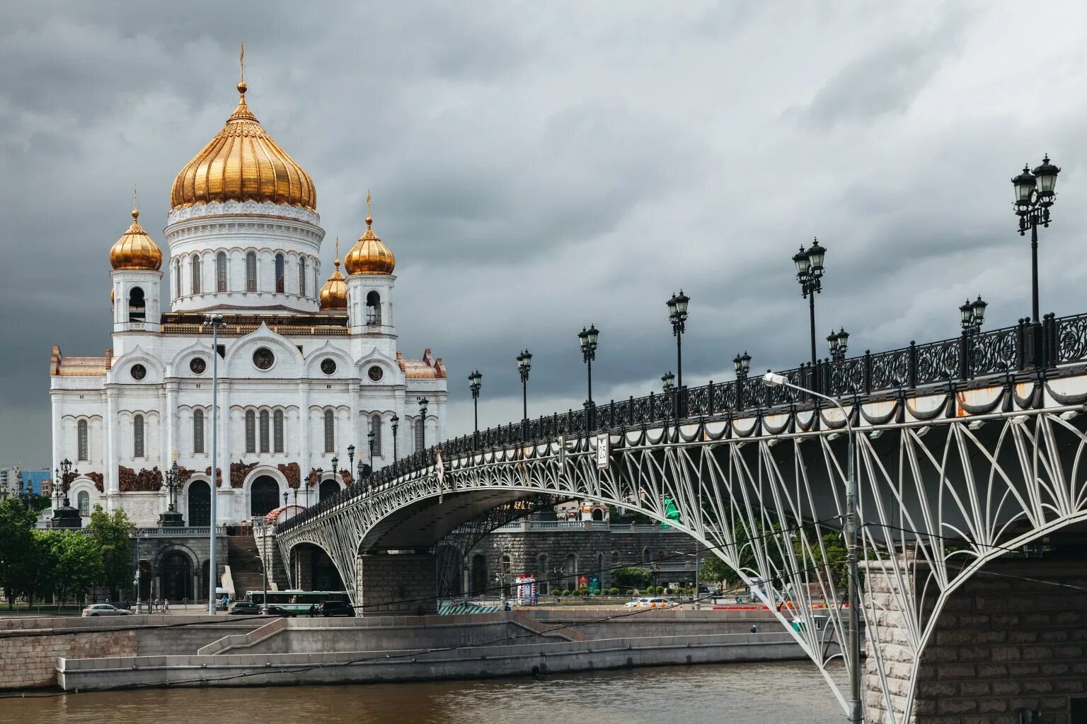 Стоит рядом с храмом