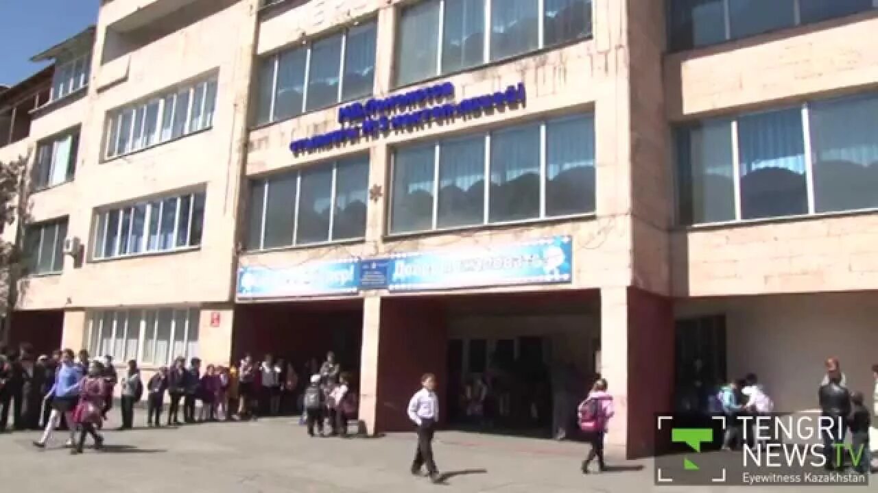 Фото обвала стены в школе. Девушка приподнимает платье. Фото обвала стены в школе. Улан-удэ 5 школа нападе. Впала школа.