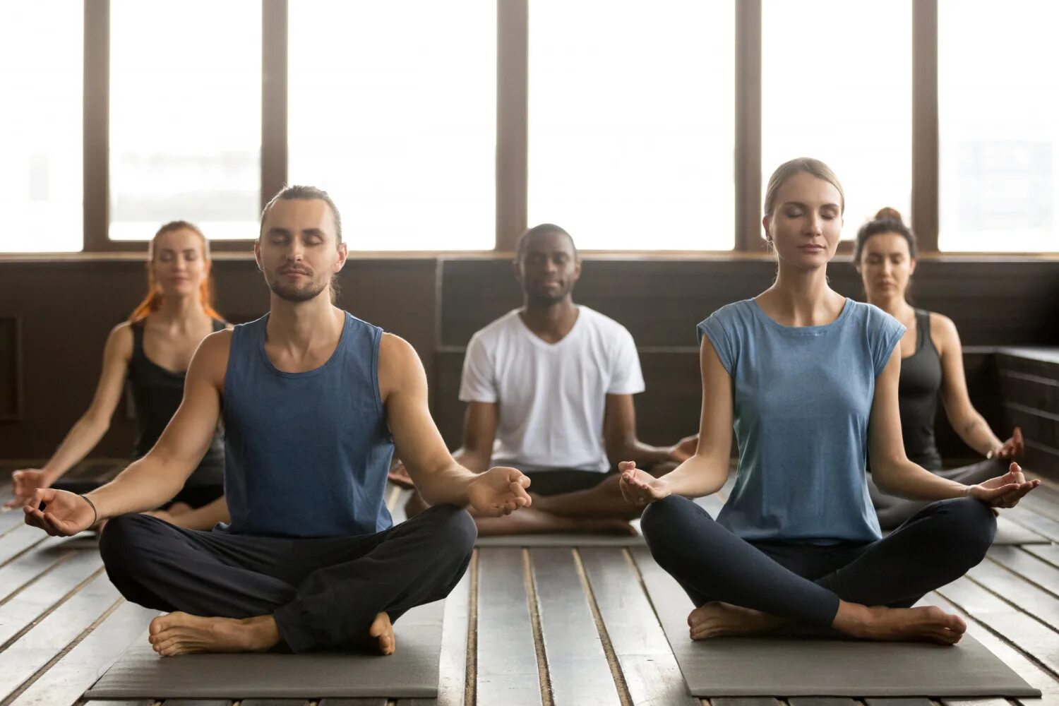 Медитация изменяющая жизнь. Yoga alliance ryt 200. современная йога. йога группа. медитация группа людей.