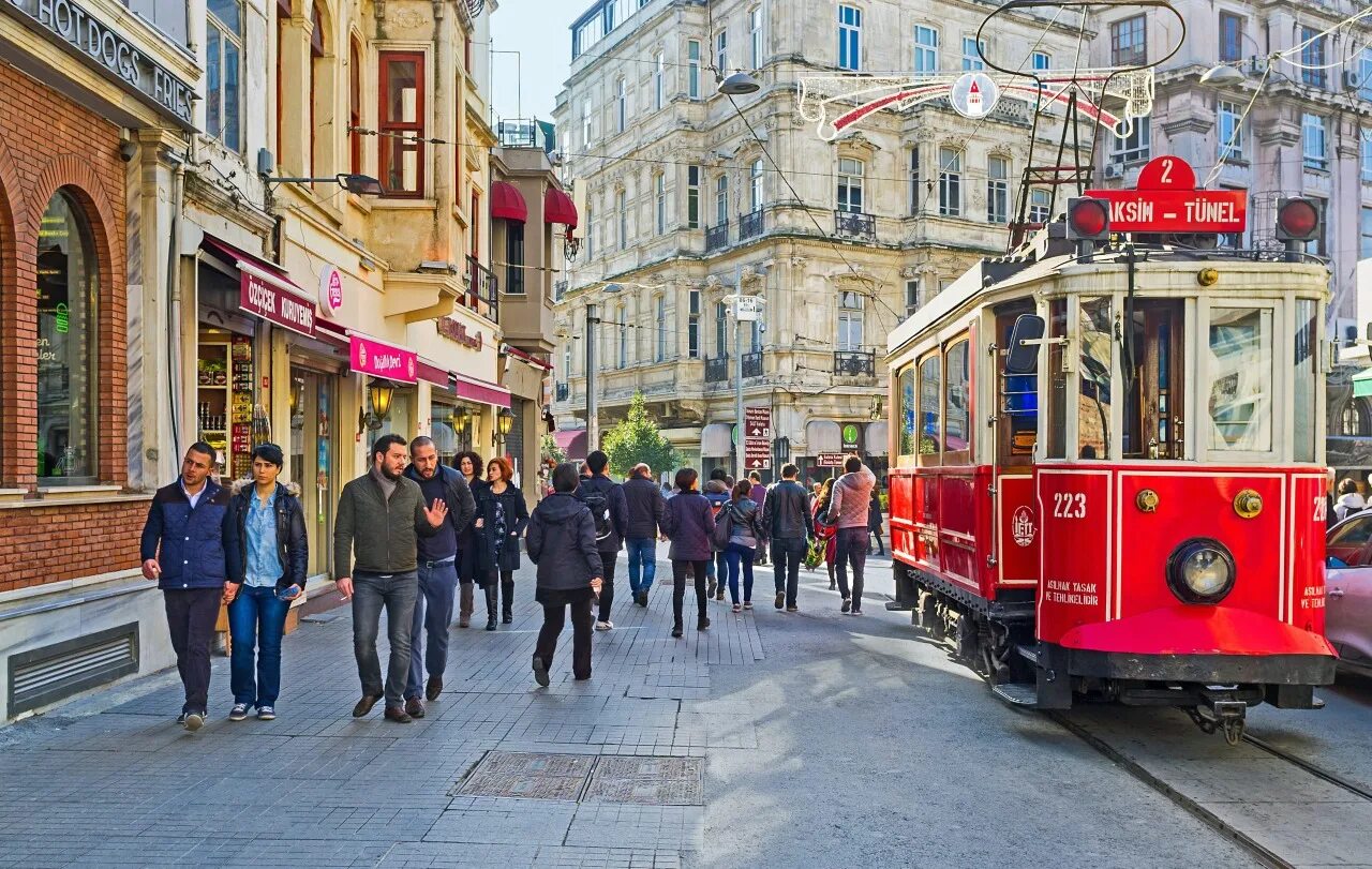 Истикляль. Трамвай на Истикляль в Стамбуле. Турция улица Истикляль. Таксим Истикляль. Турция Стамбул проспект Истикляль..