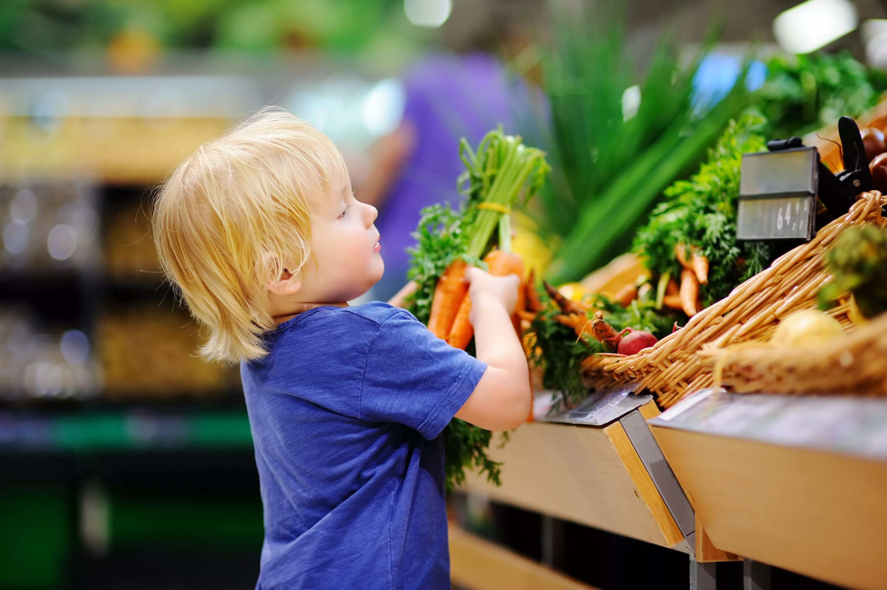 Дети заказывают родителей. Овощи для детей. Продукты для детей. Ребенок в магазине. Магазин продукты для детей.