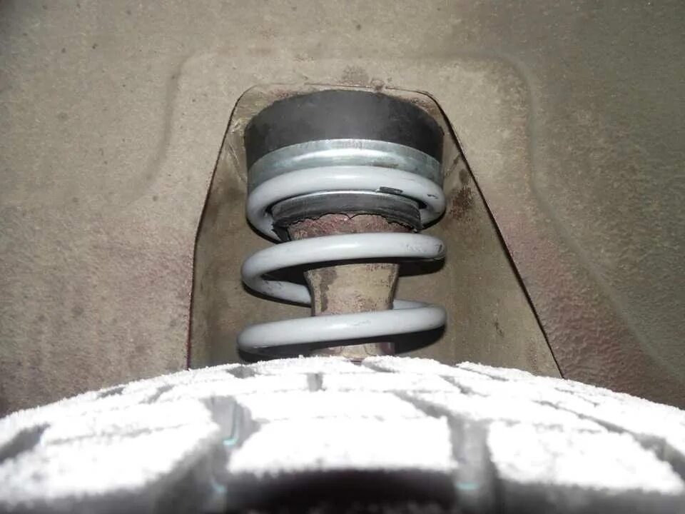 Как поменять задние пружины на ваз. Крепление заднего амортизатора ваз 2109. Задние пружины 2107. Как поменять задние пружины на ваз. Задние пружины ваз 2106.