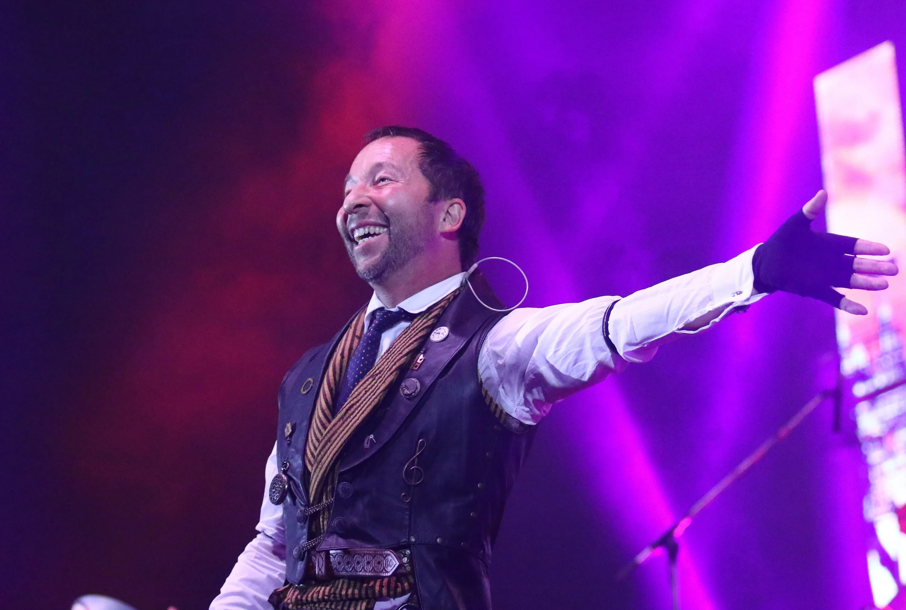 Дж бобо. DJ Bobo фото. Солистка DJ Bobo. DJ Bobo сейчас фото. Клип бобо