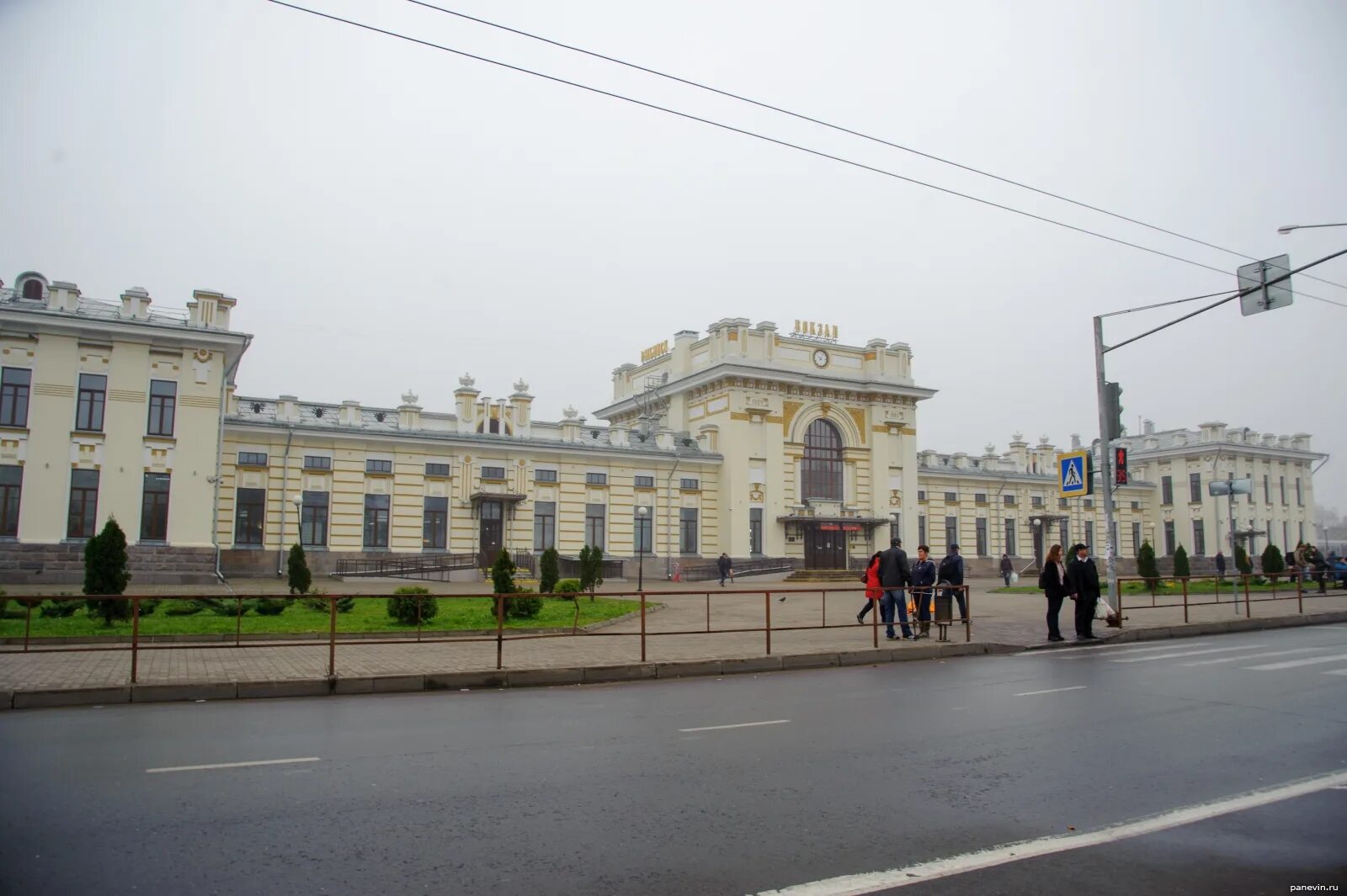 Жд рыбинск телефон. Ж/Д вокзал Рыбинск. ЖД вокзал Рыбинск. Здание вокзала Рыбинск. ЖД вокзал Рыбинск 2010 год.