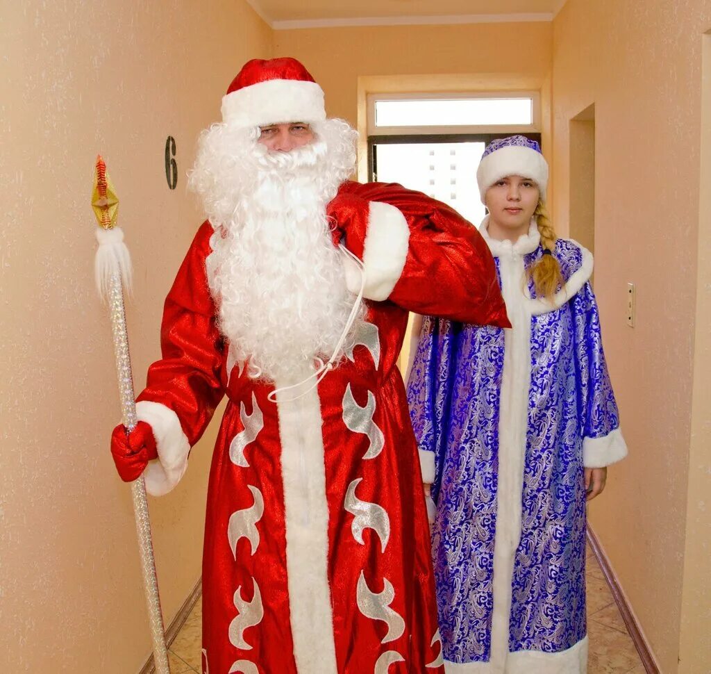 Дед мороз снегурочка и елка. Дед мороз и снегурочка семейное фото. Новогодний утренник в школе. Дед мороз и снегурочка мероприятия. Современный дед мороз и снегурочка.