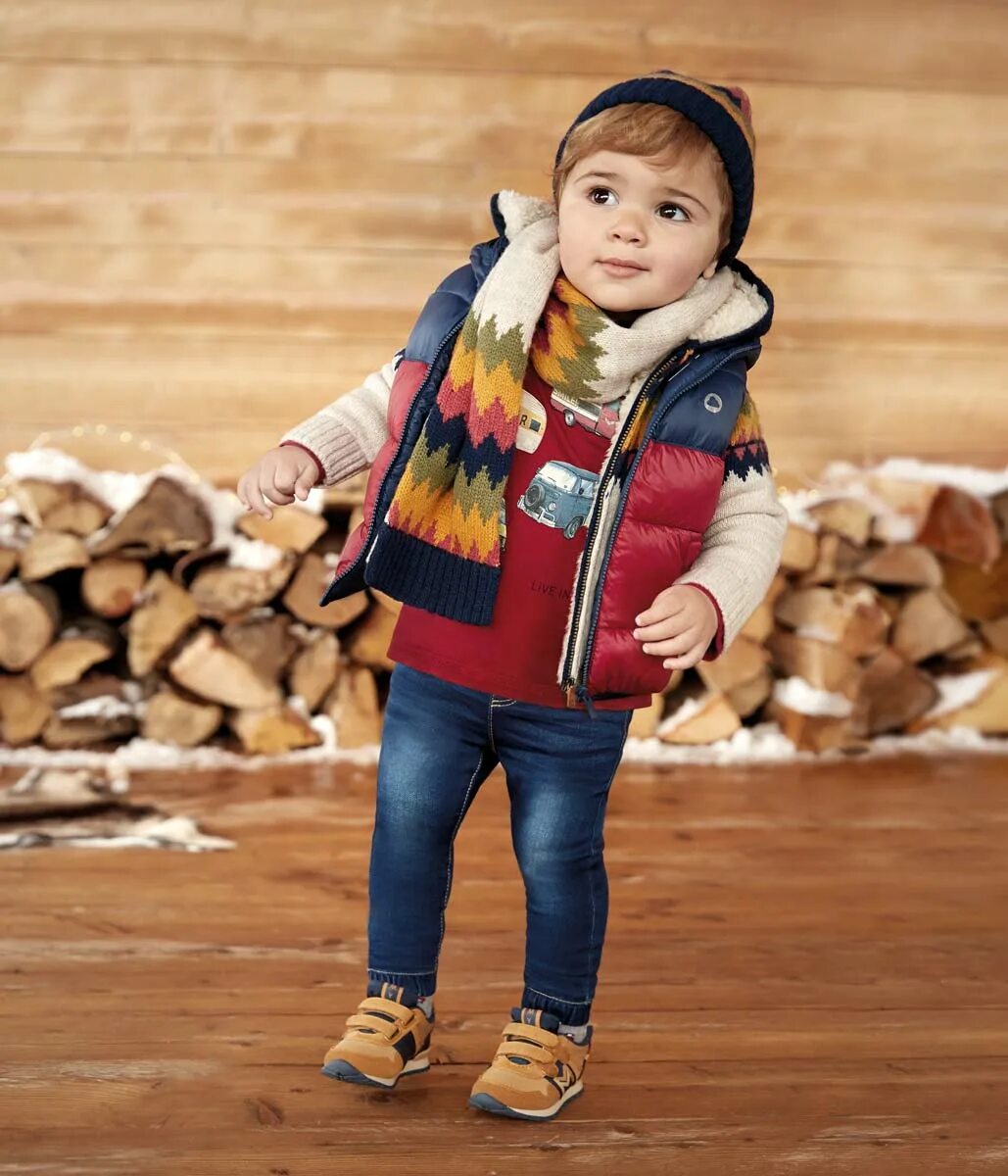 Осенний малыш. Дети осенью. Осень для детей. Пальто на девочку 3 года. Осень для детей.