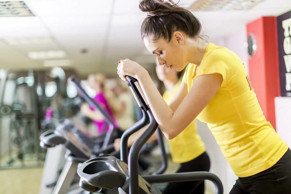 Тренировки во время месячн. Во время месячных нельзя заниматься спортом. Занятие спортом. Можно тренироваться во время месячных. Асаны в йоге.