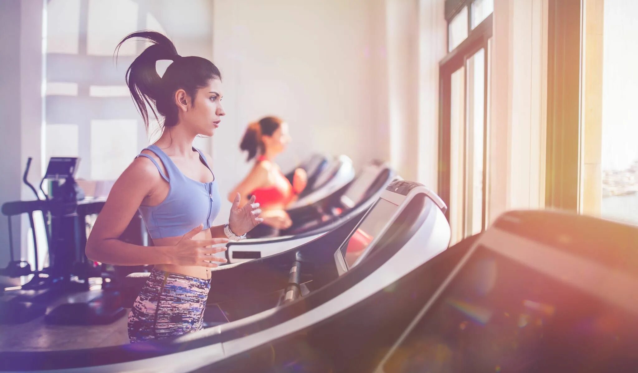 Keeping fit lesson. Keeping fit картинки. девушка спорт дом кадры. how to keep fit картинка. keeping fit упражнения.