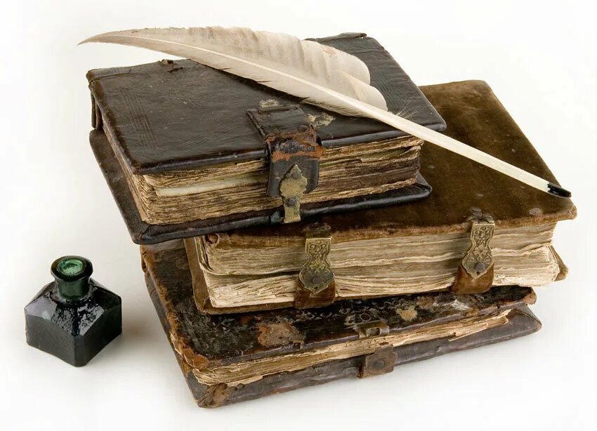 Какие есть серьезные книги. Старинные книги. старинные письменные принадлежности. древние книги. стопка старинных книг.