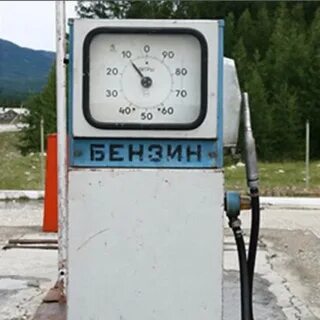 На автозаправке есть две бензоколонки