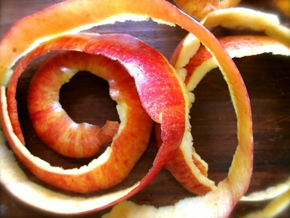 Кожура плодов. Яблочная кожура. Шкурка от яблока. Фруктовая кожура. Кожура от яблока.