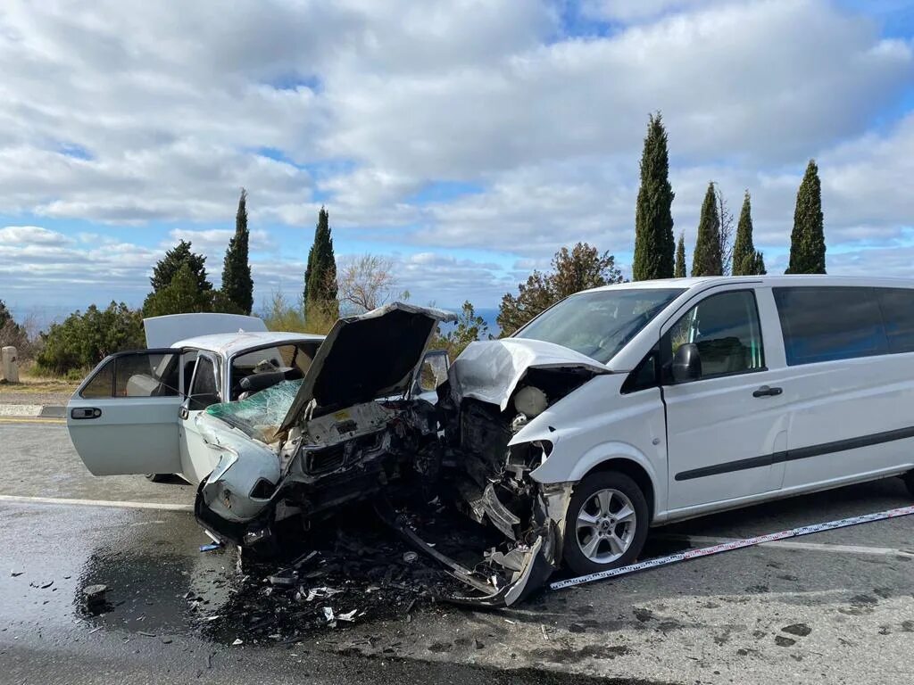 Авария Севастополь Ялта вчера. ДТП на трассе Ялта-Севастополь 12 11 2022. Авария на трассе Севастополь. Севастополь сейчас что происходит сегодня последние новости