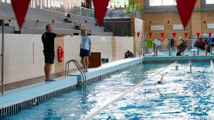 Тренера бассейна заря бийск. Бассейн заря миасс. Заря бийск бассейн аквапарк. Бассейн зоря. Бийск заря бассейн 1990.