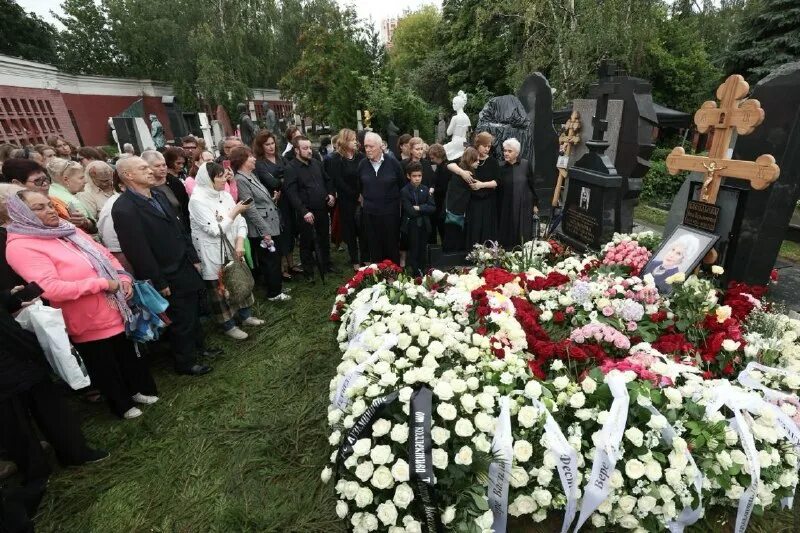 могила веры глаголевой. памятник на могиле веры глаголевой. андрей дементьев похоронен. где похоронят веру. где похоронят веру.