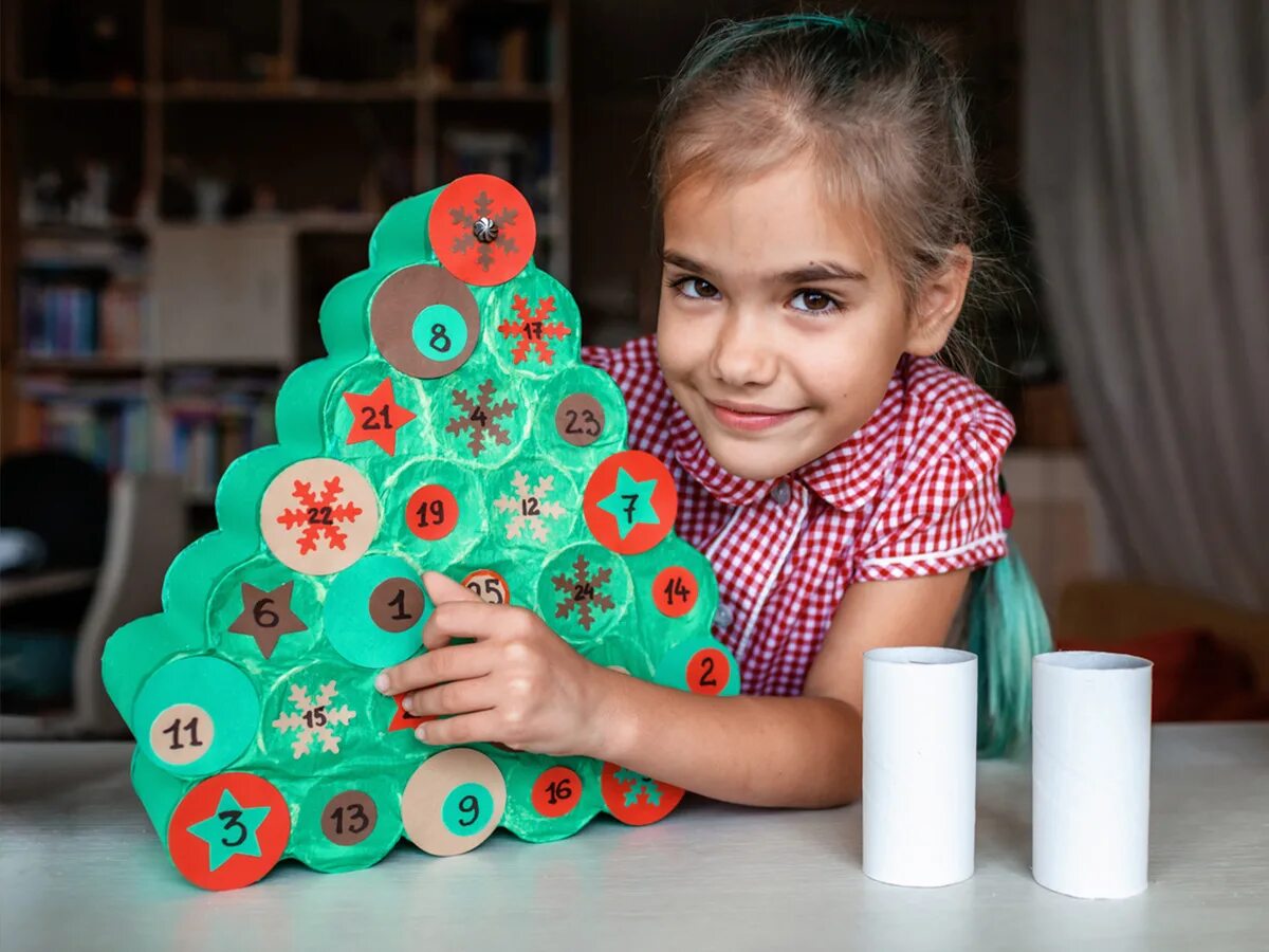 адвент календарь из втулок от туалетной бумаги мастер класс. цифры в кружочках для адвент календаря. адвент из рулонов туалетной бумаги. как сделать календарь из втулок. адверн из втулок от туалетной.