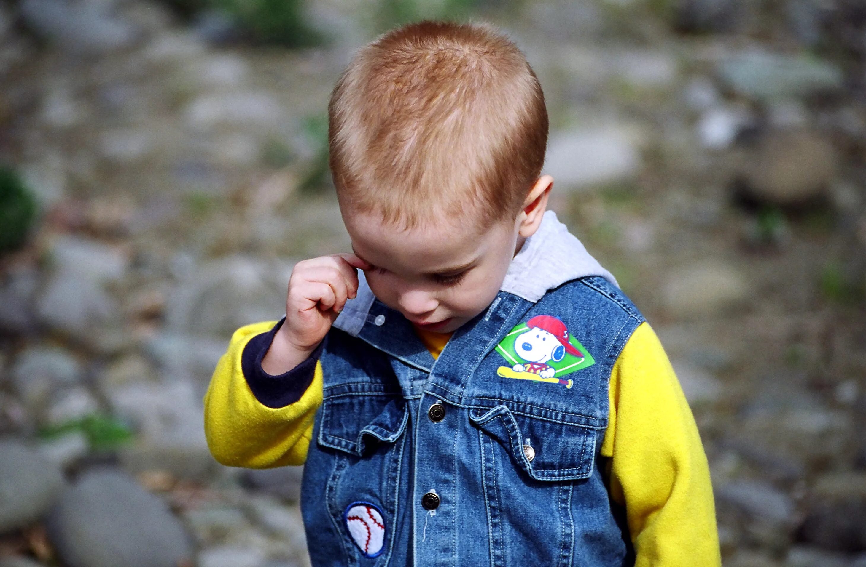 Sad kid. Маленький ребенок детсадовец. Трехлетний ребенок фото. Плачущие детсадовцы. Грустный детсадовец.