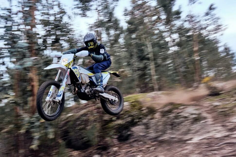 Эндуро можно ездить по дорогам общего пользования. Husqvarna мотоциклы эндуро 450. хускварна эндуро 450. мотоцикл хускварна 450 эндуро. эндуро хускварна 450 fe.