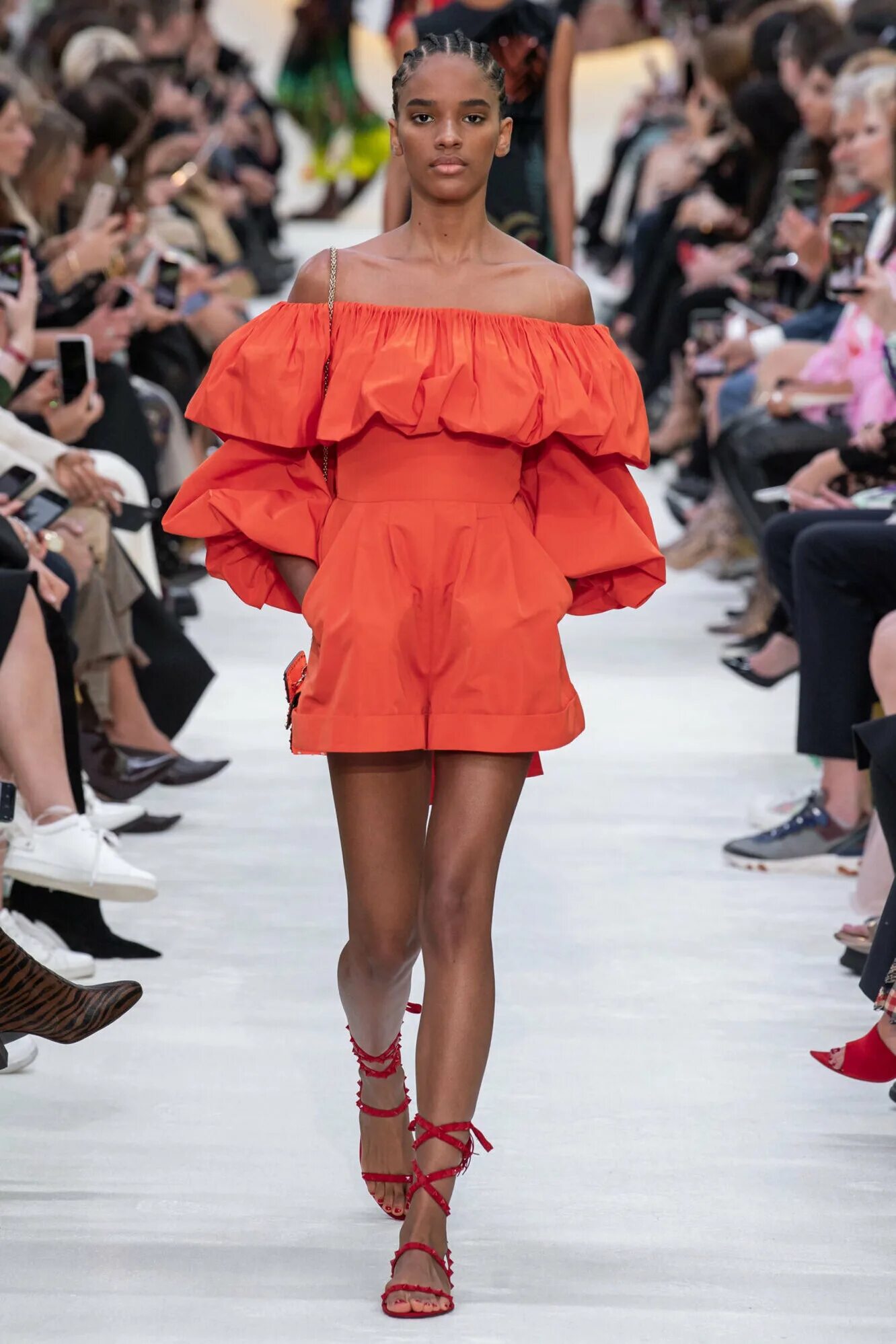 Valentino Spring Summer 2020. Показ Валентино 2020. Модель из коллекции Valentino Spring 2020. Подиум лето