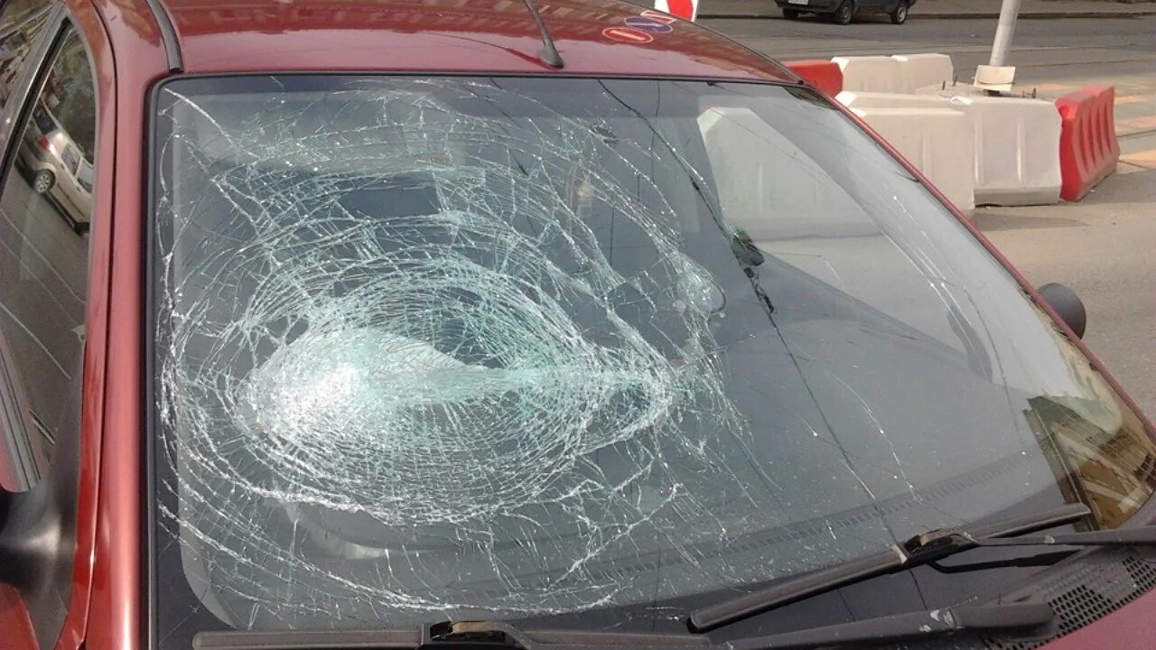 Разбитое лобовое стекло ваз 2109. Трещина лобового стекла. Можно ли ездить с разбитым лобовым стеклом. Разбитое стекло автомобиля. Можно ли ездить с разбитым лобовым стеклом.