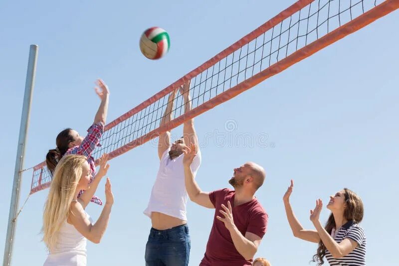 Teenager playing волейбол. Friends are playing on the beach. Развлечения на пляже. Игра в волейбол дети. Playing volleyball is fun.
